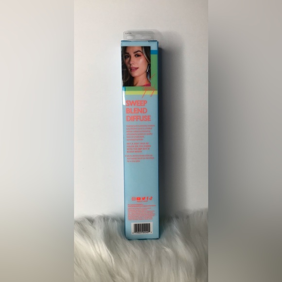 Real Techniques Limited Edition Electric Love Blush Makeup Brush - 037 - Picture 2 of 3